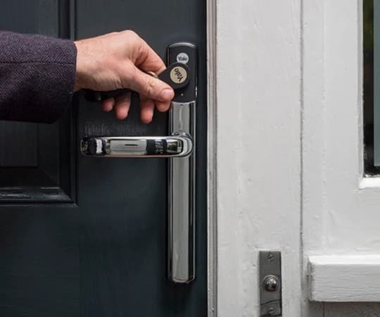 Yale Conexis L2 Polished Chrome Chrome-plated Smart Digital door lock - Image 3
