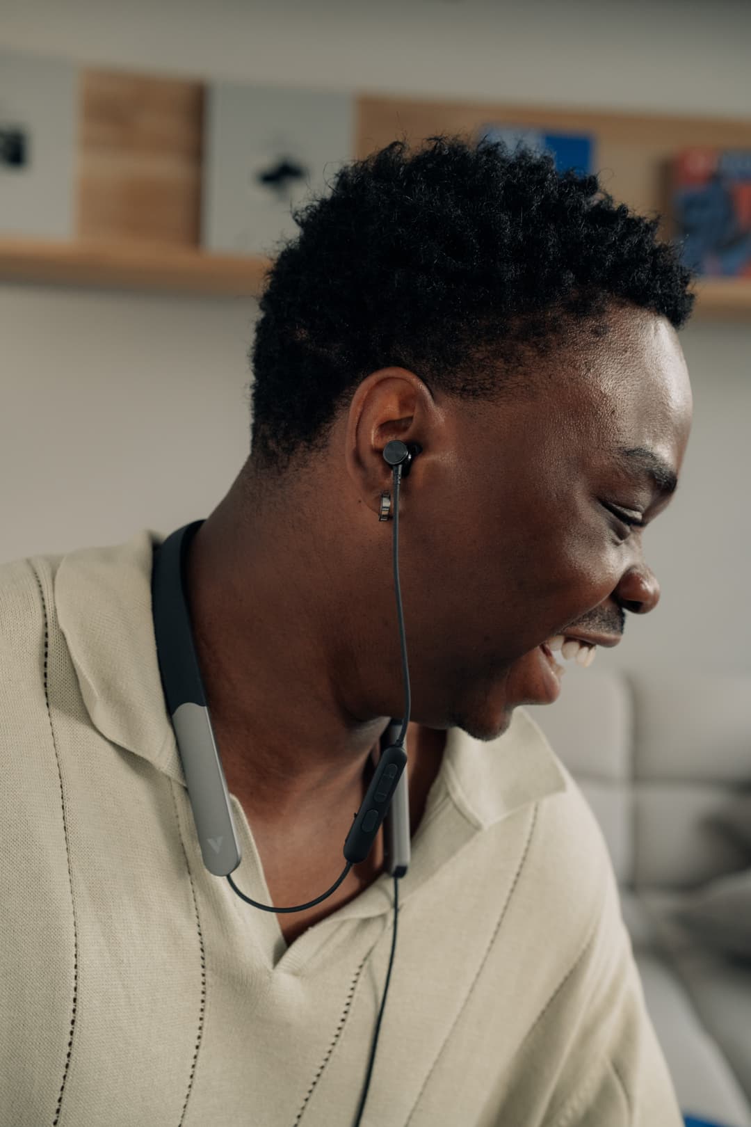 Verbatim TruSound Pro Neckband Earbuds Black - Image 3