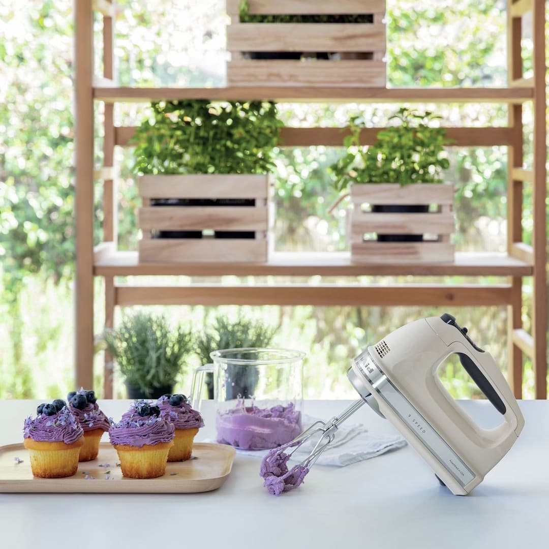KitchenAid 5KHM9212BAC Artisan 9 Speed Hand Mixer - Cream - Image 3