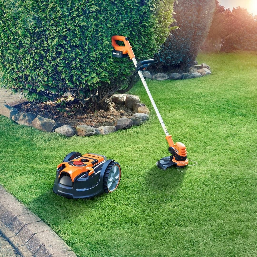 LawnMaster 16cm Cordless Robotic Lawnmower - 24V - Image 2