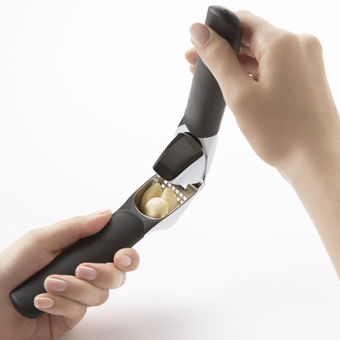 OXO Good Grips Garlic Press - Black - Image 4