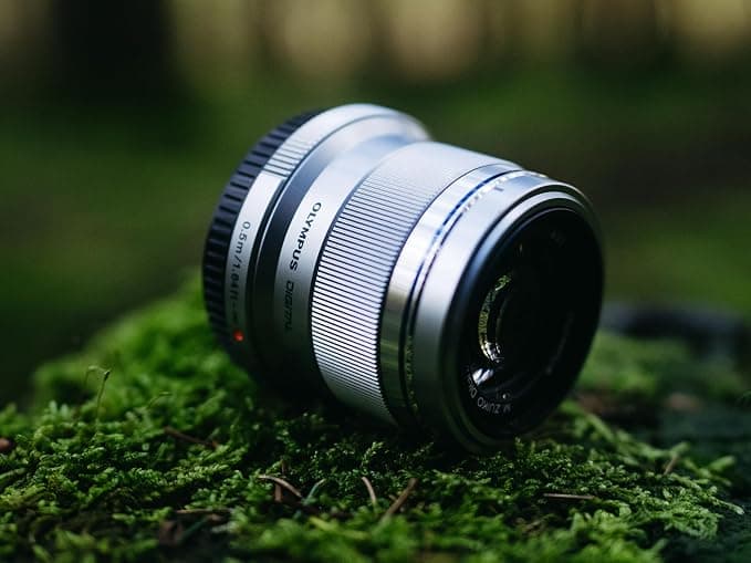 Olympus M.Zuiko Digital 45mm F1.8 Portrait Lens for MFT Cameras - Silver - Image 2