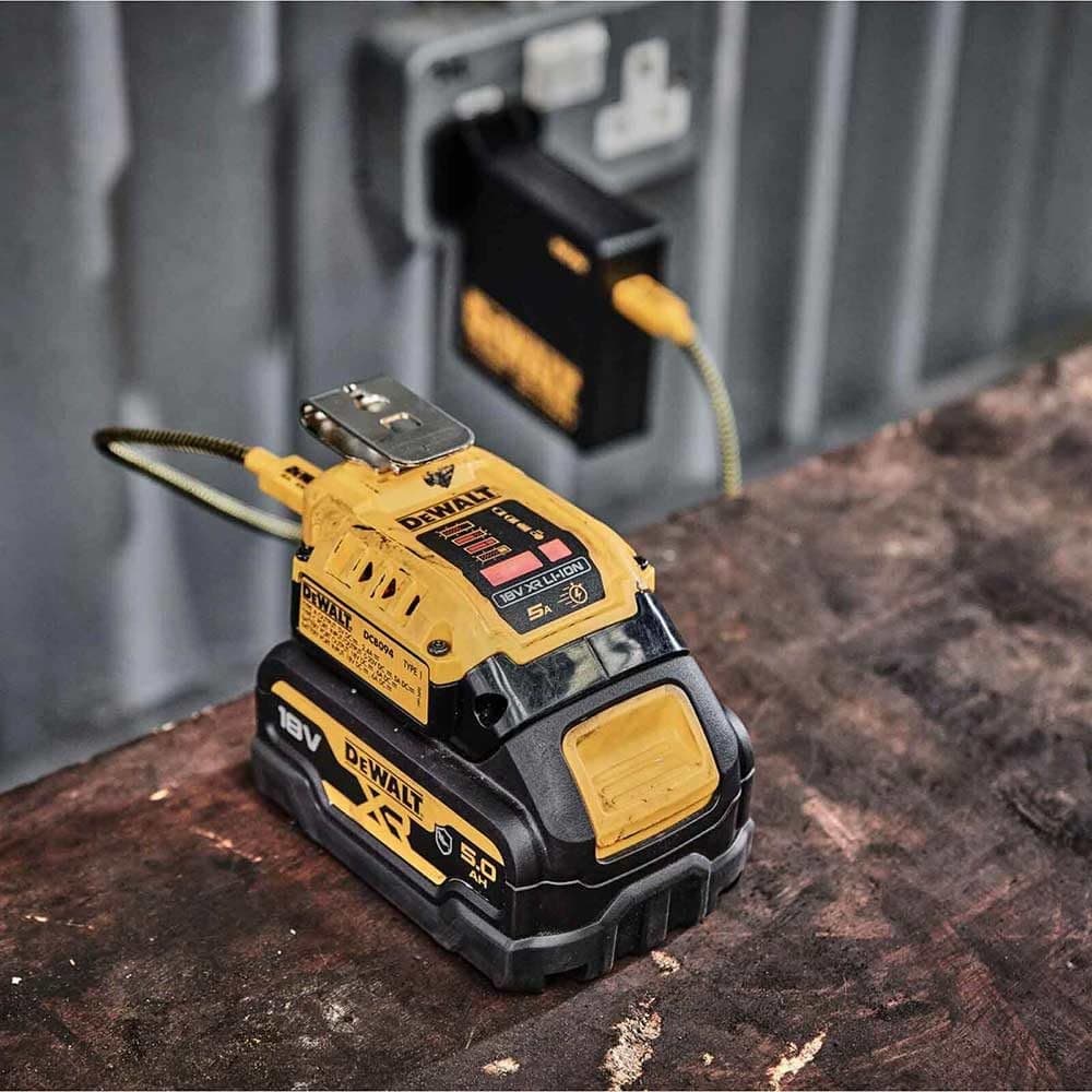 DEWALT DCB094 USB Power Delivery Charging Kit - Image 2